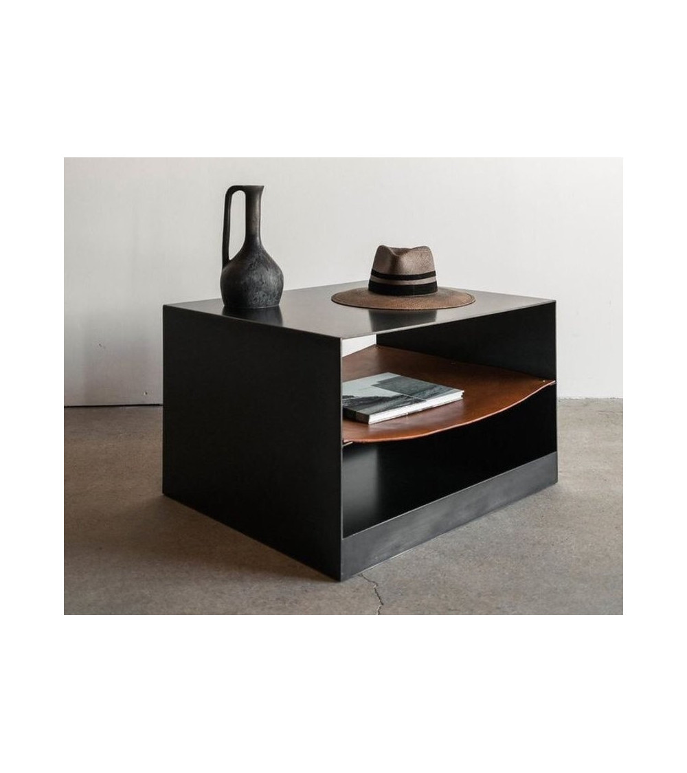 Table d'appoint en métal noir et cuir Table d'appoint en métal noir et cuir