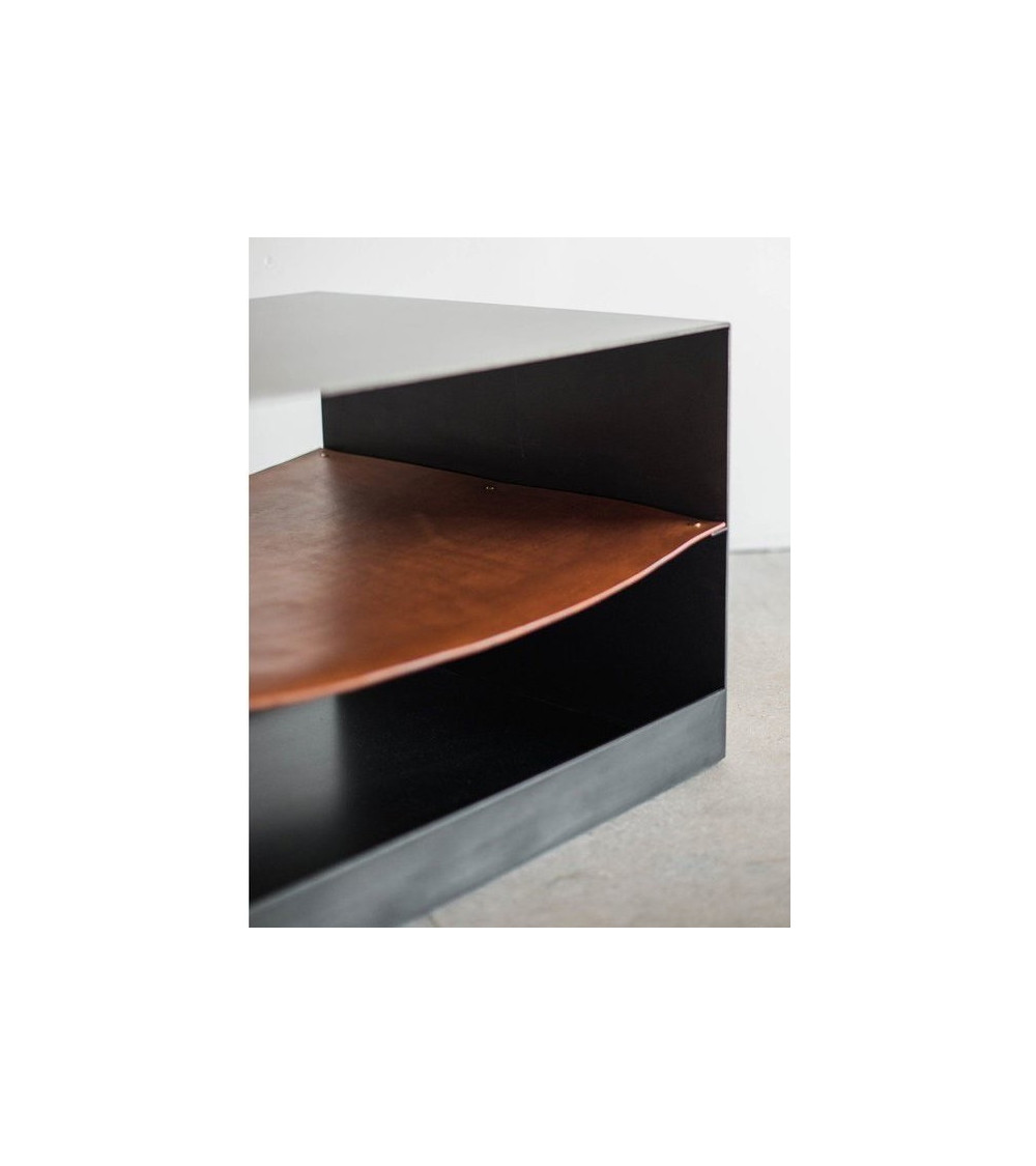 Table d'appoint en métal noir et cuir Table d'appoint en métal noir et cuir